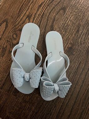 Girls Bow-Accent Flip Flops in Light blue
